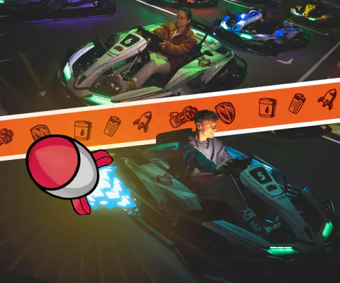 Mehrere Personen fahren in beleuchteten E-Karts auf einer dunklen Spielfläche.