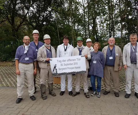 Gruppe bei einer Besucheraktion im Freien