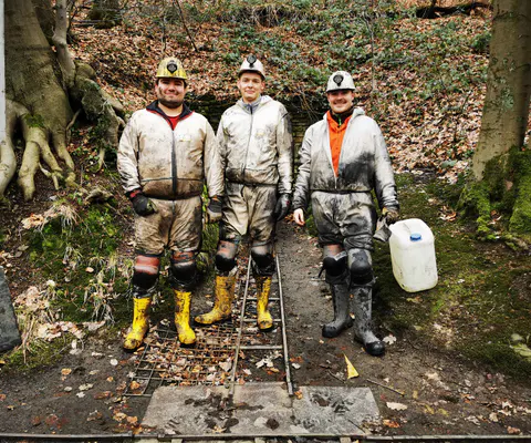 Gruppe vor dem Zugang zum Besucherbergwerk