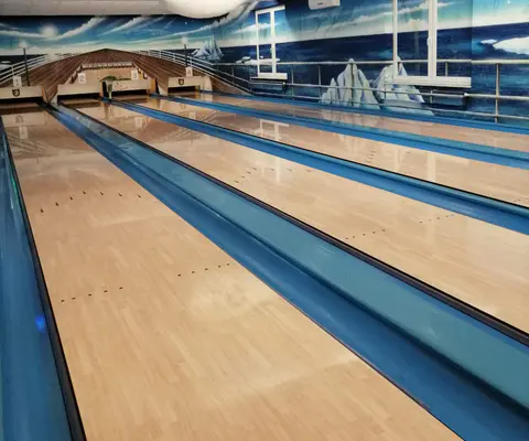 Helle Bowlingbahn mit klarer Perspektive und sauberem Bahnenverlauf.