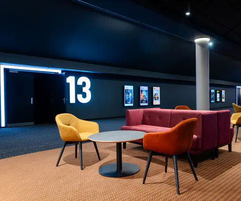 Heller Innenraum mit weiter Perspektive und breitem Blick durch das Kino.