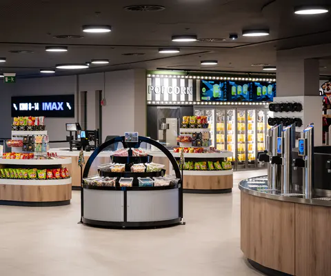 Modernes Foyer mit Concession-Bereich und viel Raumtiefe im Innenraum.