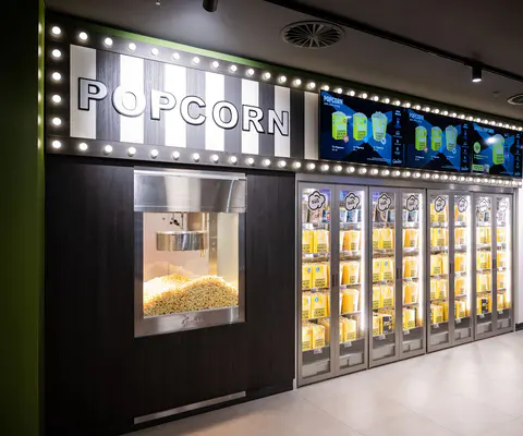 Snack- und Popcornbereich mit gut sichtbaren Schildern und Auslage.