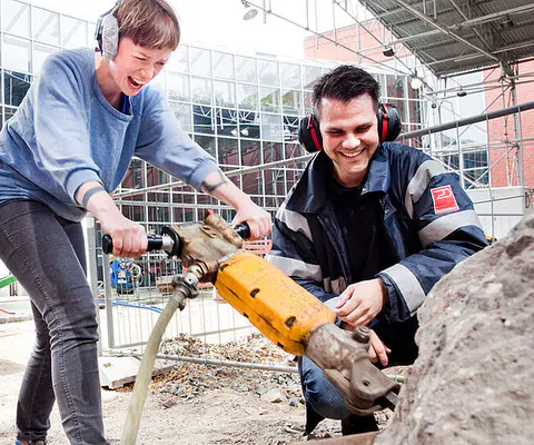 Eine freundliche Mitmach-Szene mit dynamischer Aktivität.