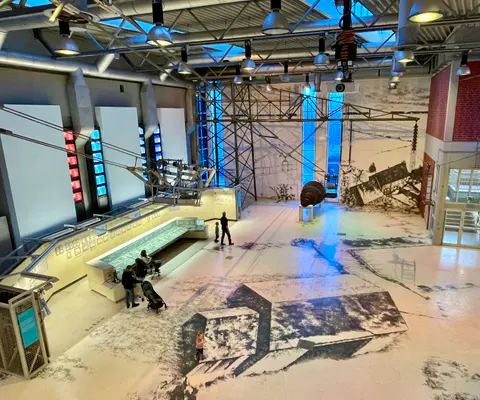 Ein weiter Ausstellungsraum mit Besucherinnen und Besuchern.
