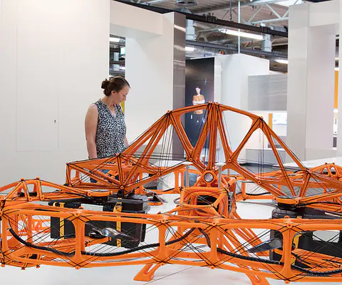 Ein modernes Ausstellungsbild mit interaktivem Objekt.