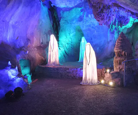 Großer Höhlenraum mit stimmungsvoller Lichtinszenierung.
