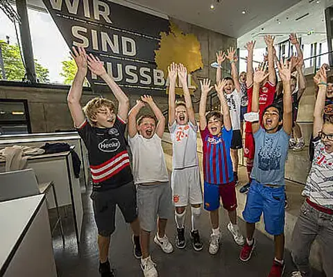 Kinder feiern im Innenraum des Deutschen Fußballmuseums.