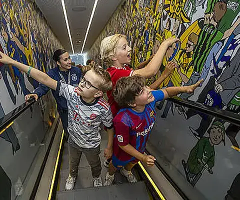 Kinder laufen durch einen Museumsgang und sind in Bewegung.