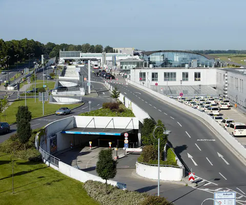 Terminal und Vorfahrt des Flughafens Dortmund im weiten Blick