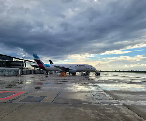 Flugzeug und Vorfeld mit viel freier Fläche auf dem Airportgelände