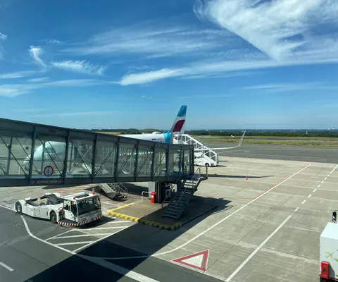 Boarding am Flugzeug mit sichtbarer Handlung am Gate