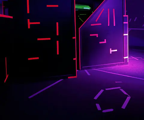 Schwarze Spielfeldwände mit pinken Markierungen unter violettem Licht.