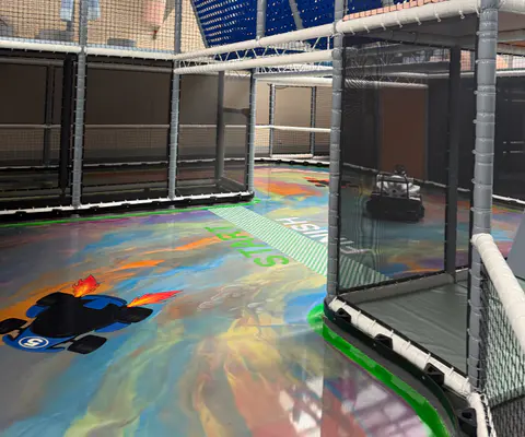 Trampoline und Spielgeräte in einem hellen Aktivitätsbereich.