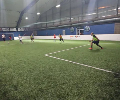 Breite Spielsituation in der Soccerhalle mit sichtbarem Volme-Arena-Branding.