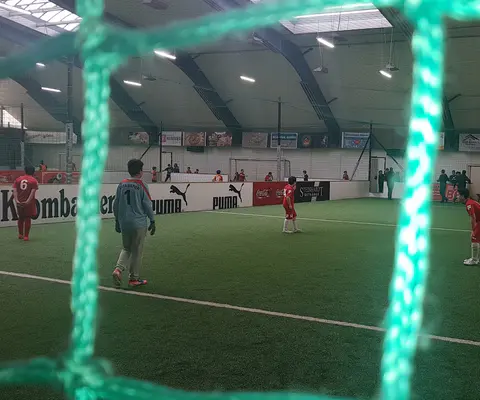 Breite Spielsituation mit viel Raumwirkung und sichtbarer Hallennutzung.
