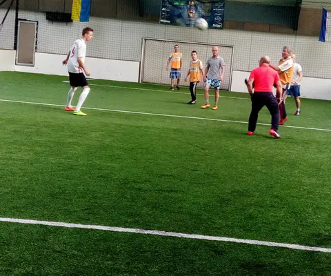Dynamische Spielsituation auf dem Kunstrasen in Querformataufnahme.
