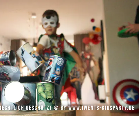 Kinder spielen in einem Raum mit Deko und lebendiger Partystimmung.