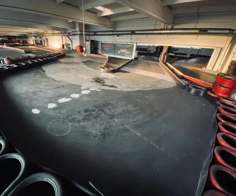 Die leere Kartbahn zeigt die Strecke mit viel Raum und klarer Perspektive.