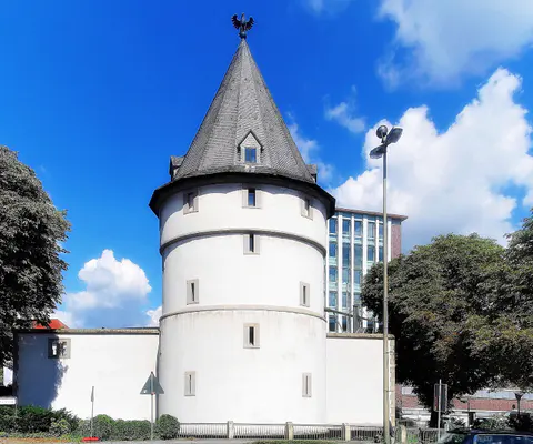 Das Adlerturm-Museum mit seiner markanten Außenfassade bei Tageslicht.