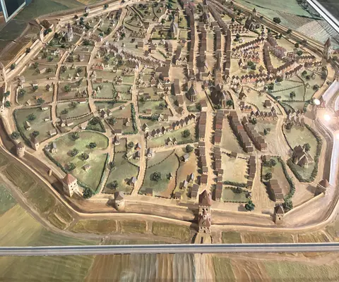 Ein großes Stadtmodell steht im Innenraum des Museums.