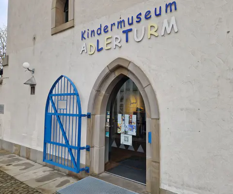 Der Eingang des Museums mit klar erkennbarer Fassade und Zugang.