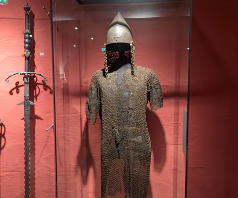 Ein Exponat steht in einer Vitrine im Innenraum.