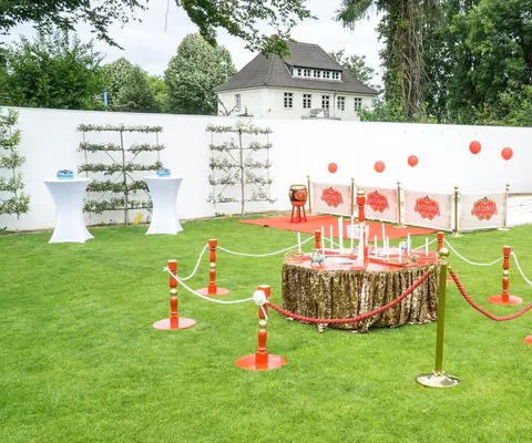 Querformat mit Bühne und viel freier Fläche für eine Kinderparty