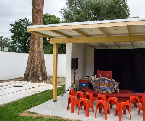 Aufgebaute Circus-Bühne mit vielen Sitzplätzen im Raum
