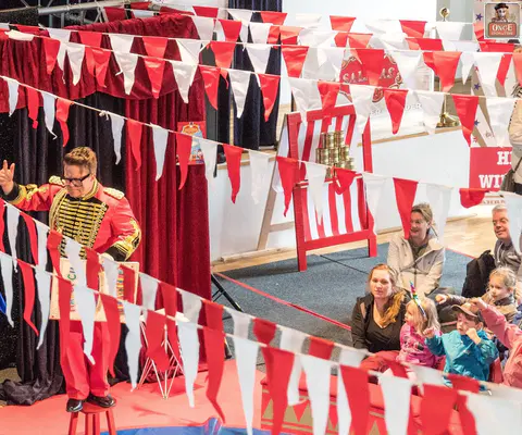 Lebendige Show mit dekorierter Bühne und unterhaltsamem Kinderpublikum
