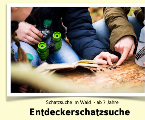 Hände zeigen auf eine Markierung auf einem Holztisch im Freien.