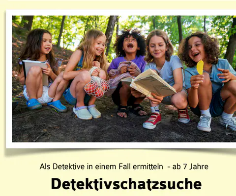 Fünf Kinder sitzen lachend im Wald um ein Buch.