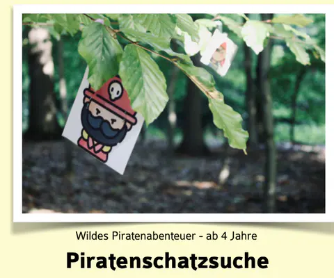 Kleine Piratenkärtchen hängen an einem Ast zwischen grünen Blättern.