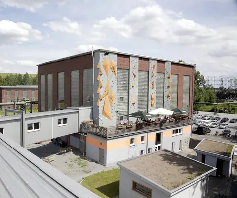 Helle Außenansicht des Gebäudes mit klar erkennbarer Fassade.