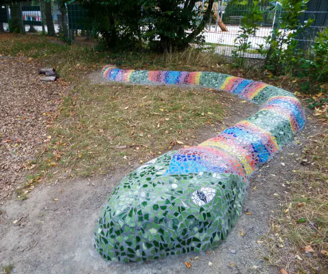 Markantes Mosaikobjekt steht im Außenbereich des Geländes.