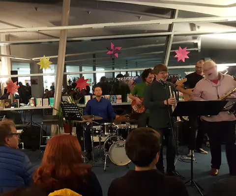 Eine Bühne mit Musiktechnik und beleuchteter Veranstaltungsfläche.