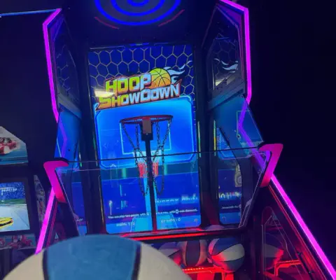 Eine Basketball-Spielhalle mit dem Schriftzug Hoop Showdown und einem Korb.