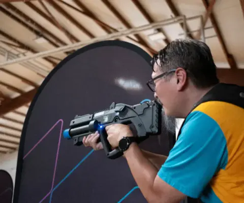 Mehrere Spieler mit Lasertag-Westen in einer Arena.