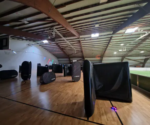 Bubblesoccer-Spieler auf einer markierten Indoor-Spielfläche.