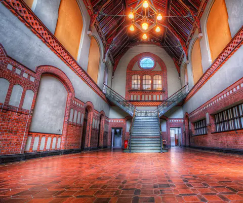 Die Maschinenhalle mit hoher Decke und weiter Raumtiefe.