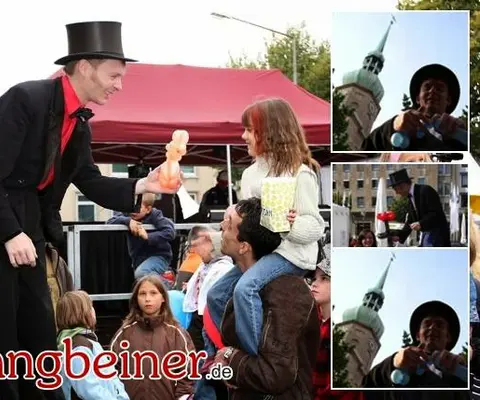 Ein Zauberer tritt vor einem Publikum bei einer Kinderveranstaltung auf.
