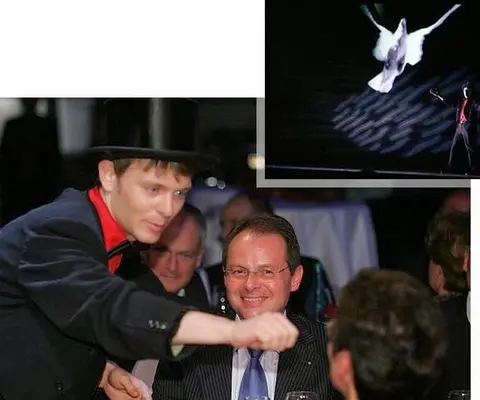 Auf einer dunkleren Bühne findet eine Zauberszene mit Interaktion statt.