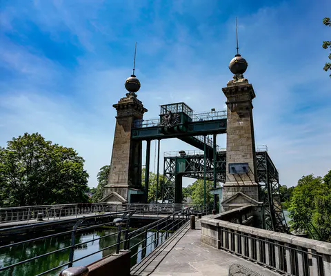 Das Schiffshebewerk Henrichenburg vor einer weiten Außenansicht.