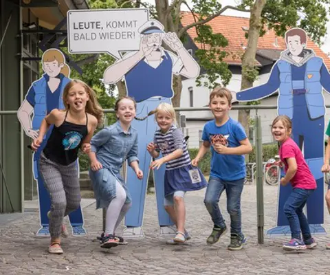 Ein Kind bewegt sich dynamisch während einer Aktion im Freien.