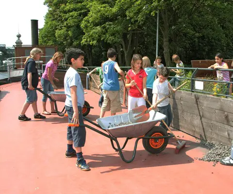 Mehrere Kinder entdecken gemeinsam an Deck des Museumsschiffs.