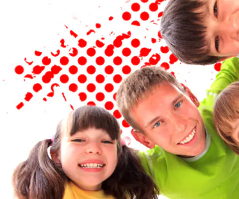Mehrere Kinder stehen in einer lebendigen Gruppen-Szene im Querformat.