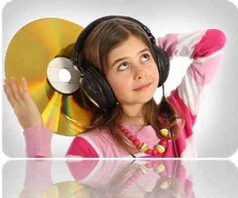 Ein Kind hält eine Musik-Requisite in freundlicher Szene.