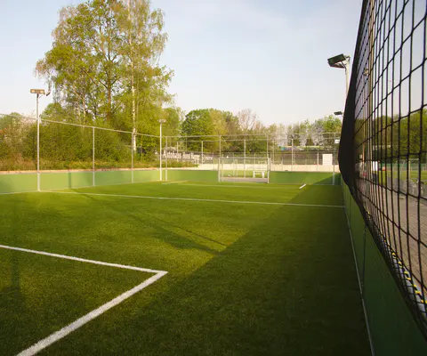 Breiter Blick über das Spielfeld mit deutlicher Tiefenwirkung.