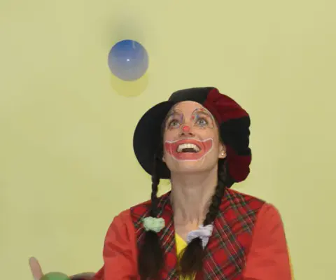 Ein Programm mit Publikum zeigt Unterhaltung für Kinder.
