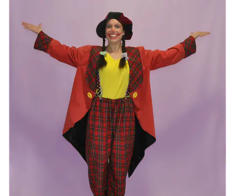 Eine Figur steht in einem ruhigen Studio in voller Länge.